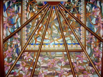 Куполообразный стеклянный потолок в технике "Тиффани"