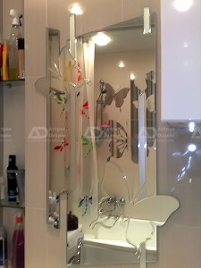Фигурное настенное зеркало в ванной