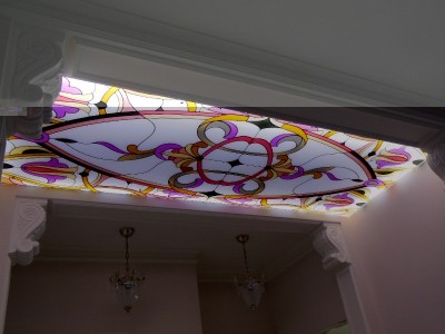 Потолок с лакокрасочным (заливным) витражом с подсветкой