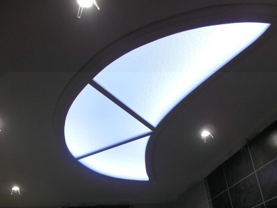 Потолок с подсветкой в деревянной раме (узорчатое стекло)