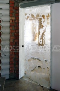 Межкомнатная дверь с пескоструйным рисунком (осветленное стекло)
