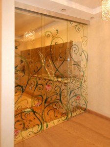 Зеркальная раздвижная дверь и перегородки с витражным рисунком