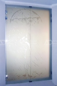 Распашные двери в нишу (б\ц стекло с пескоструйным рисунком)