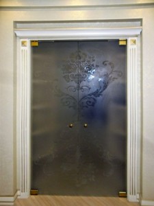 Стеклянные двери с порталом (массив дуба с патинированием)