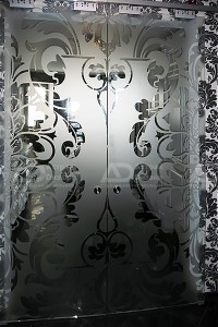Распашные двери с пескоструйным рисунком (серое стекло)