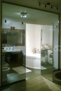 Зонирование ванной комнаты с помощью перегородок