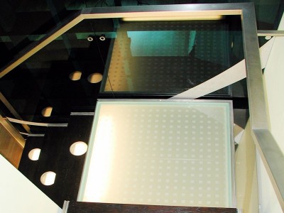 Лестничная площадка. Материал: триплекс из бесцветного стекла с пескоструйной обработкой и подсветкой