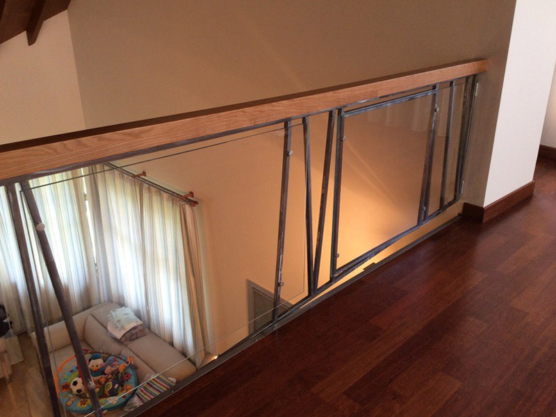Фото:Ограждение лестницы и балкона из стекла